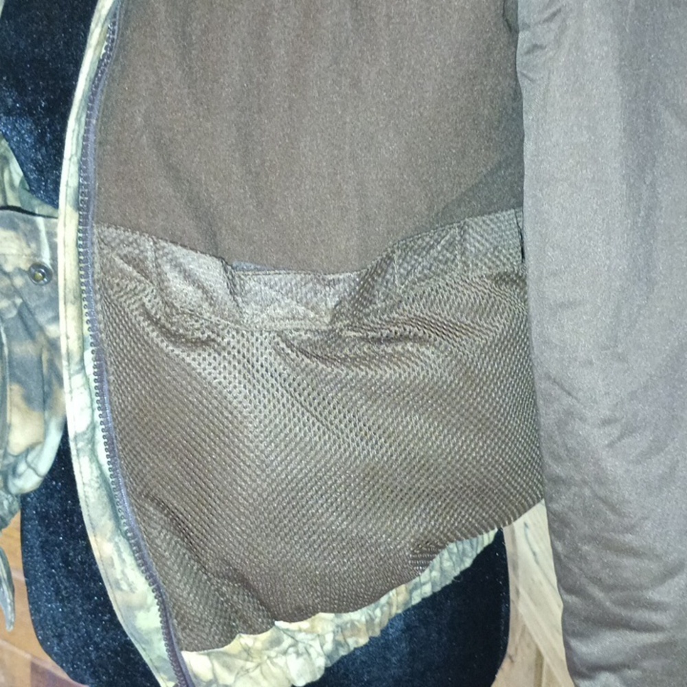 Cabela's women's camo jacket. - Picture 6 of 7